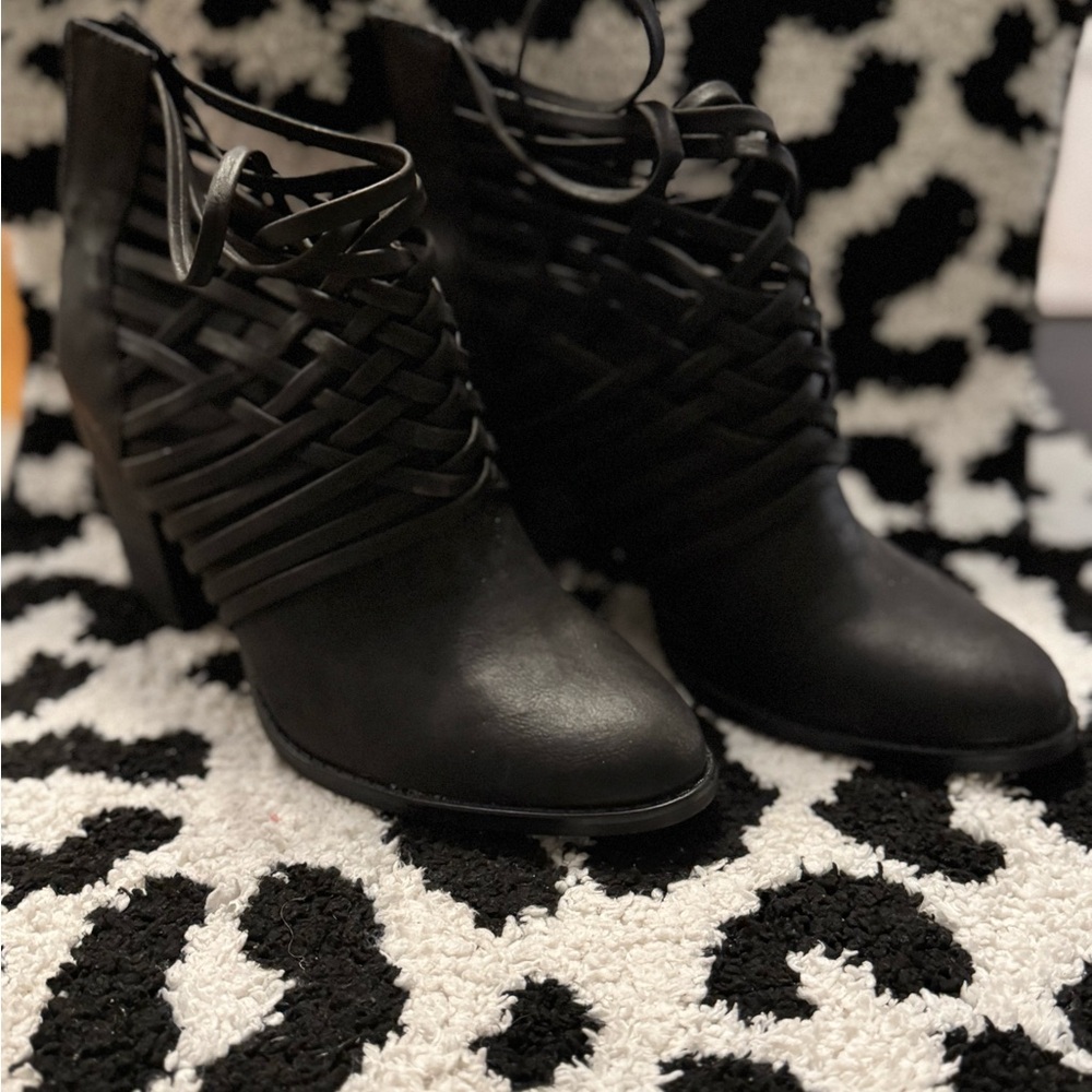 Mossimo Balck Strappy Booties sz 11